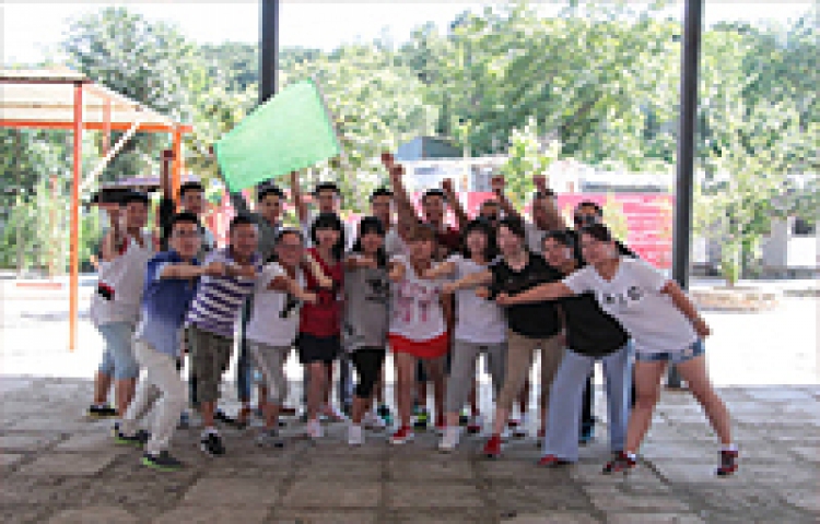 2016年公司舉行拓展培訓(xùn)活動合影留念